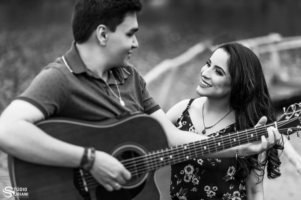 noivo tocando para noiva no ensaio fotográfico 