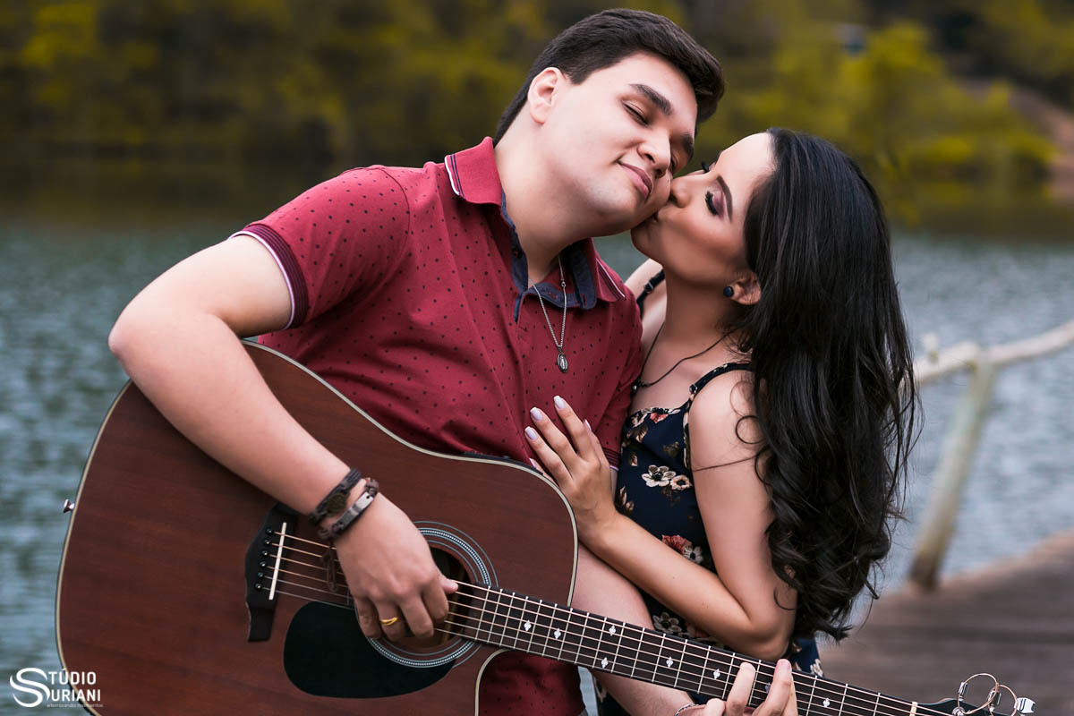 Noiva dando um beijo no noivo em ensaio de fotos pré-casamento em Uberlândia 