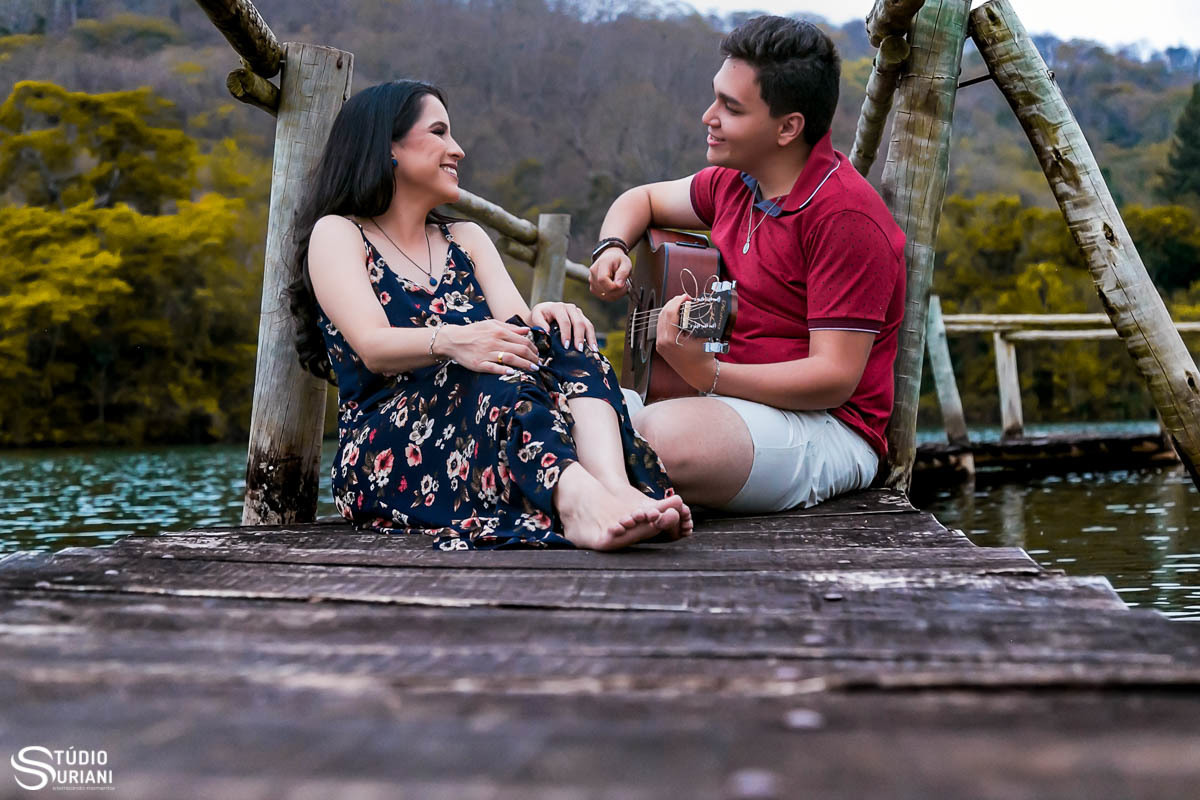 fotos românticas do fotógrafos Rogério Suriani durante o ensaio de fotos pré-casamento em Uberlândia 