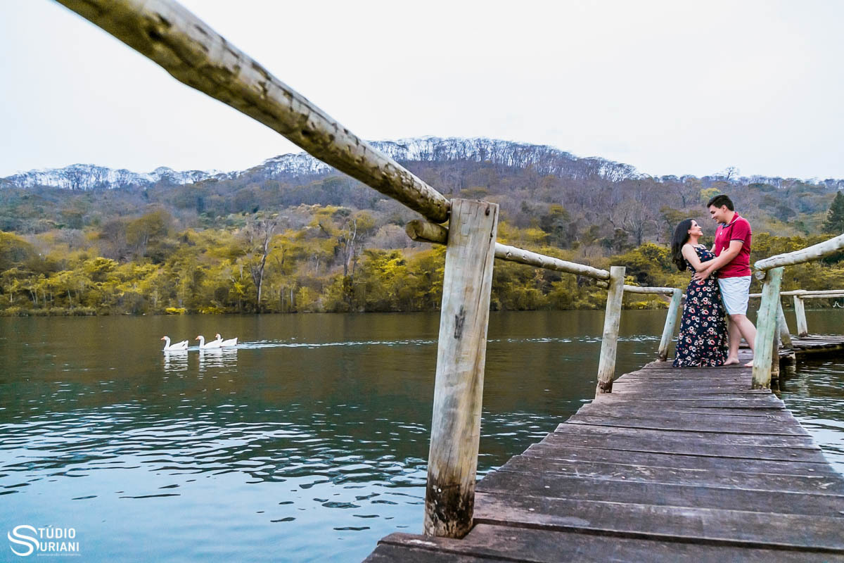 casal faz fotos em linda ponte de madeira em Uberlândia com gansos ao fundo 