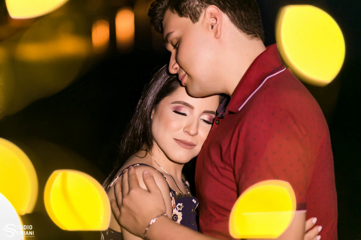 noivos apaixonados dando carinho um para o outro em ensaio fotográfico em Uberlândia 