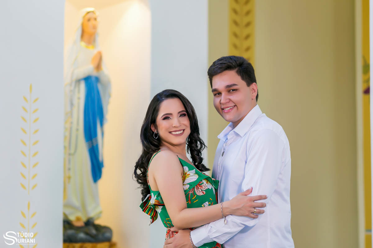 Casal devoto de nossa senhora fazer ensaio fotográfico usando sua imagem  