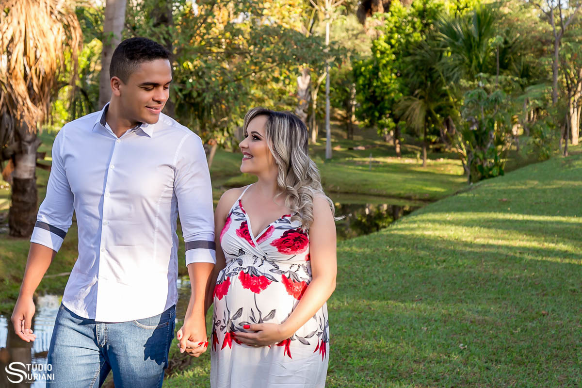 Ensaio de gestante em Uberlândia em condomínio em area com muito verde 