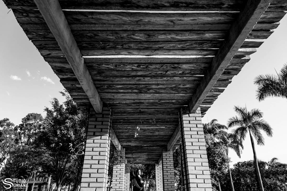 Fotos no lindo gazebo em Uberlândia da gestante preto e branco
