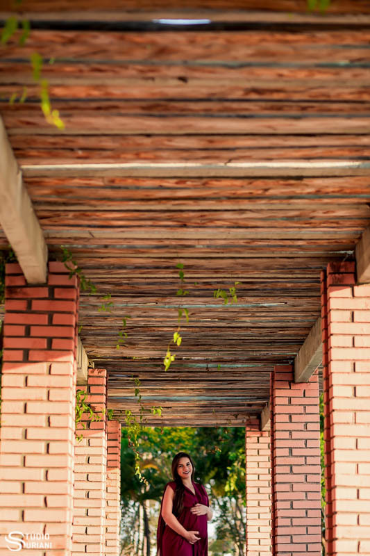 gestante no gazebo com vestido vinho 