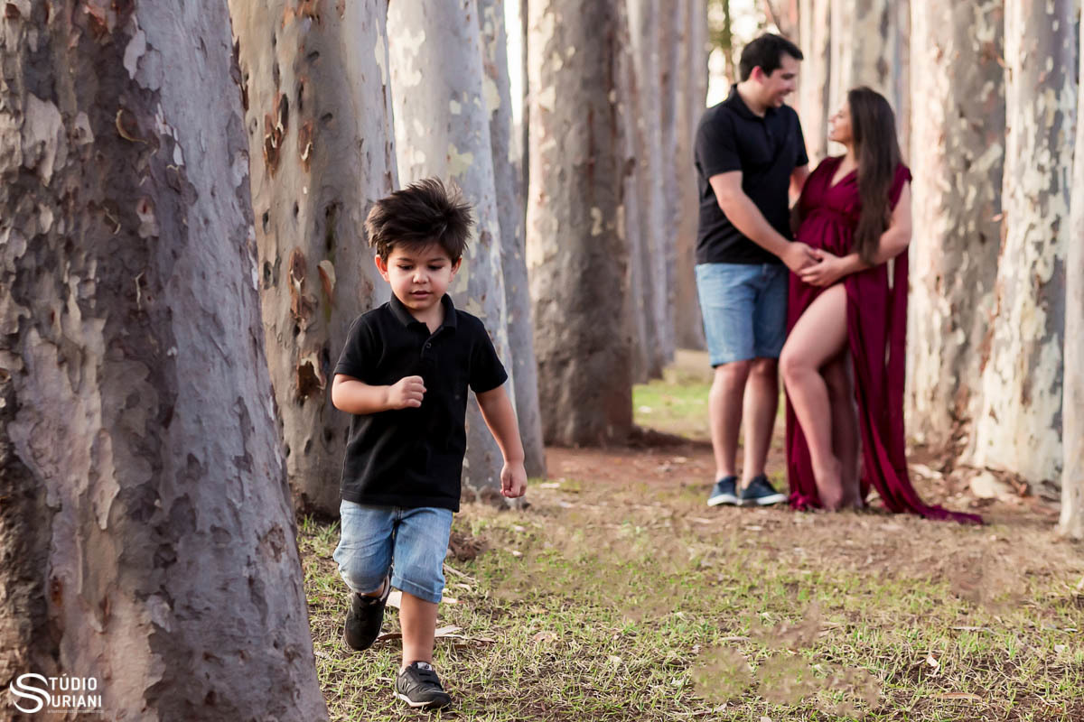 Filho correndo no ensaio de gestante em direção ao fotógrafo 