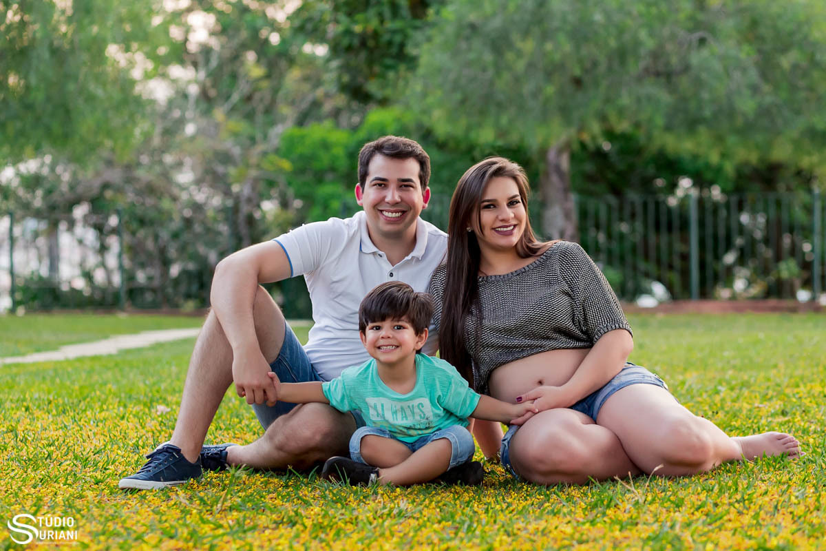 Retrato de família no ensaio da gestação do casal Fernando e Lais ex gerente do branco Santander e atual gerente empresarial do branco Itaú 