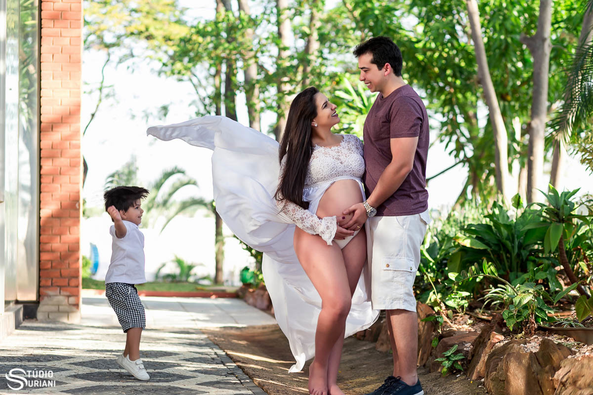 Papai e mamãe abraçados e filho Henrique jogando vestido da mamãe para cima  