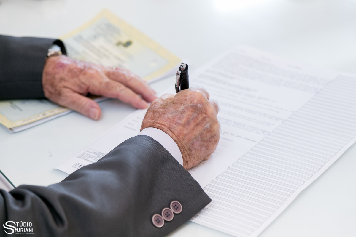 Juiz de paz Carlos assinando ata do casamento Civil 