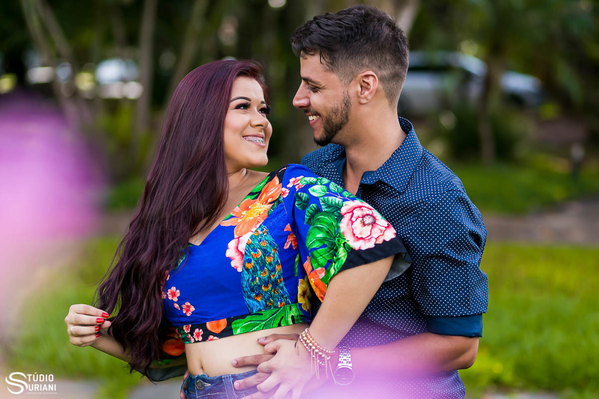 Noiva de 2019 faz ensaio em ambiente aberto no bairro Karaiba em Uberlândia 