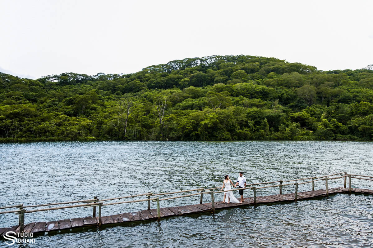 Andando em ponte de madeira sobre o rio Araguari em Uberlândia 