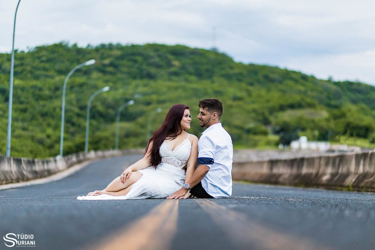Casal sentado na rodovia fazendo fotos para casamento que acontecerá dia 05 de dezembro de 2018 em Uberlândia
