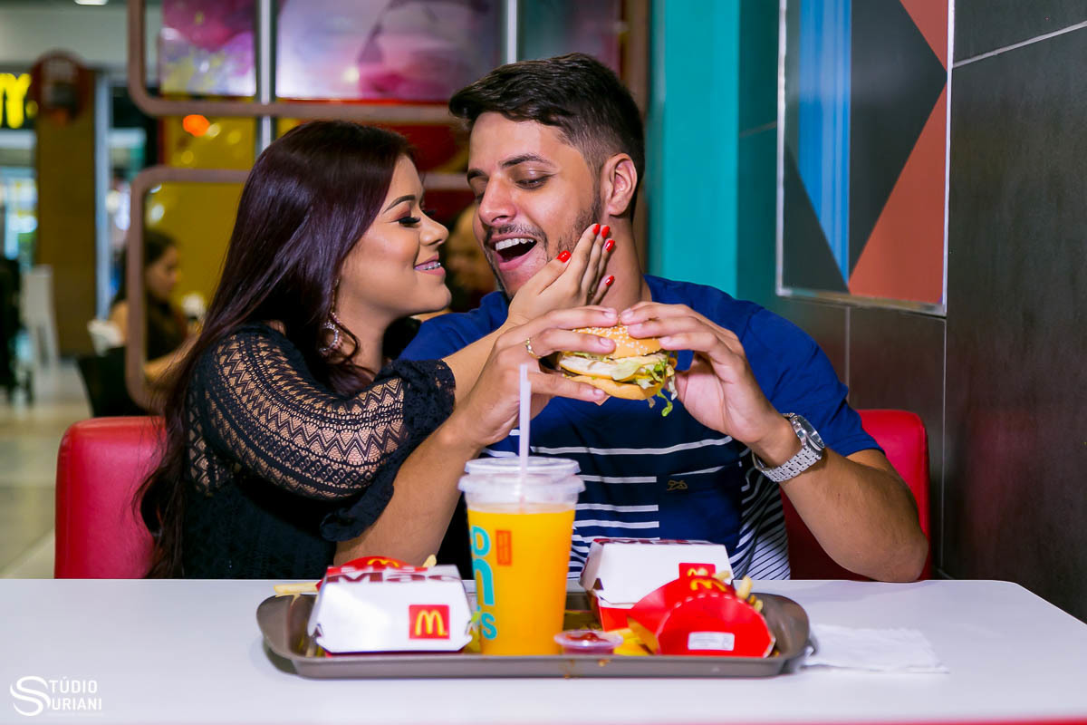 Ensaio pré - casamento dentro do Mc Donald em Uberlândia 