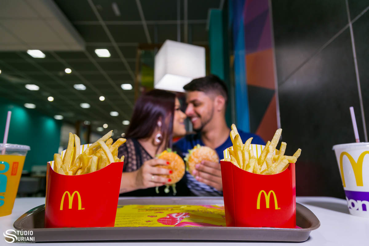 Fotos comento sanduíche em ensaio de fotos antes do casamento em dezembro de 2018 