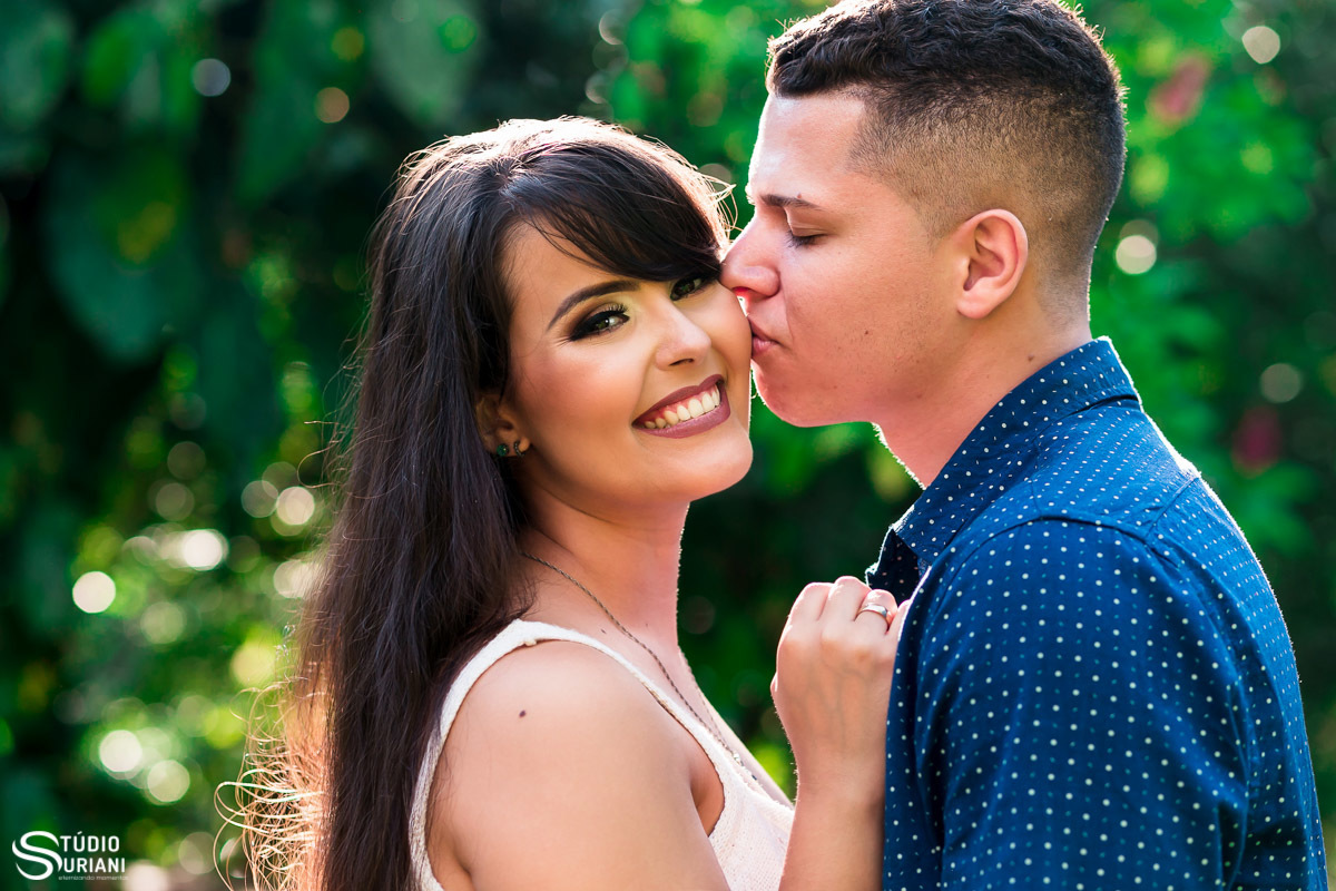 Ensaio pré- casamento com lindo look de vestido branco e camisa azul
