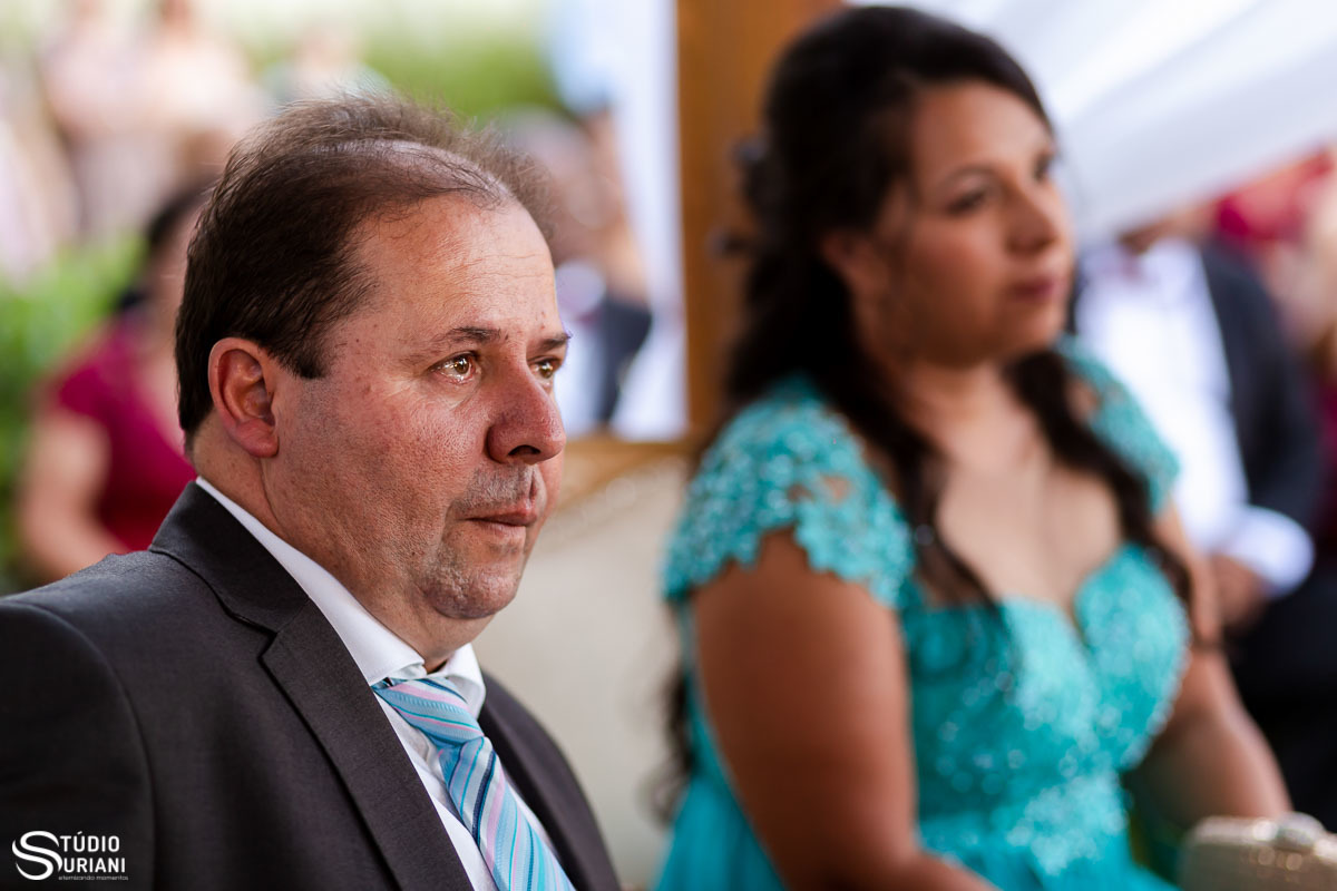 Pai do noivo chorando com votos do filho 