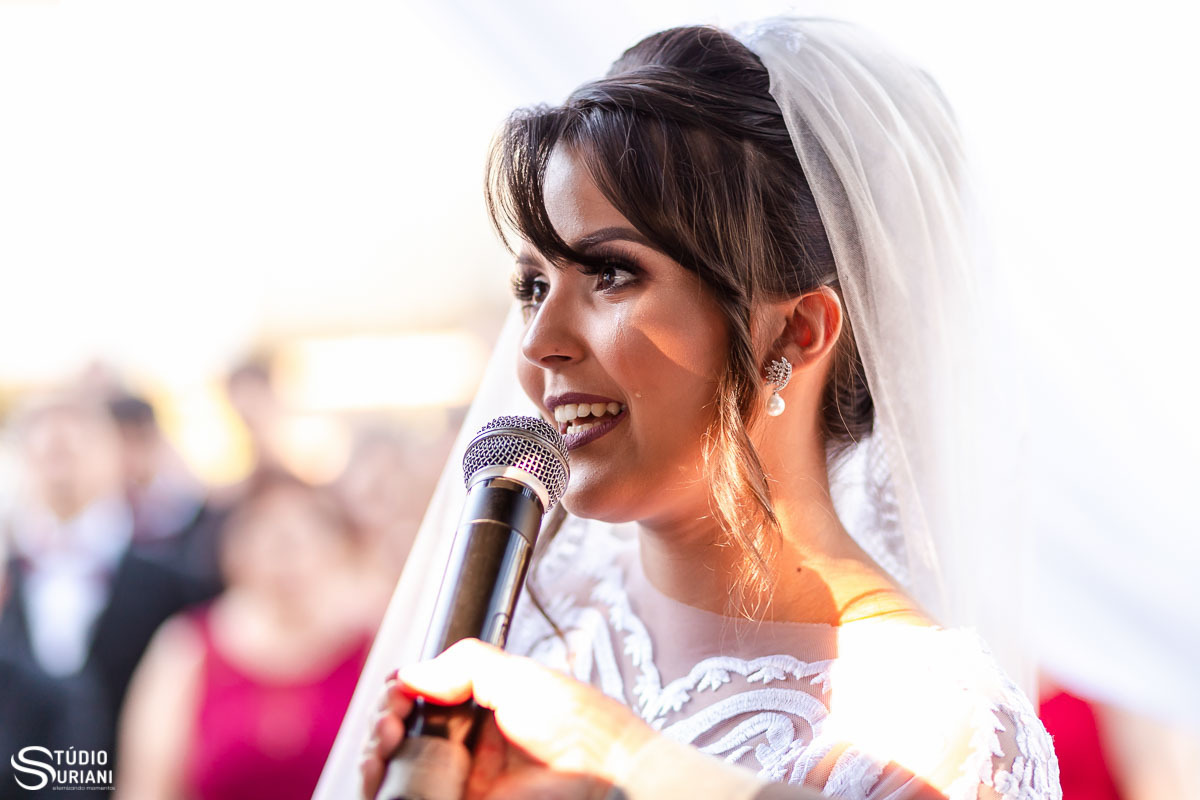 Lagrima da noiva escorrendo pelo rosto e fotógrafo esperto registrando o momento de emoção do casamento em Uberlândia 