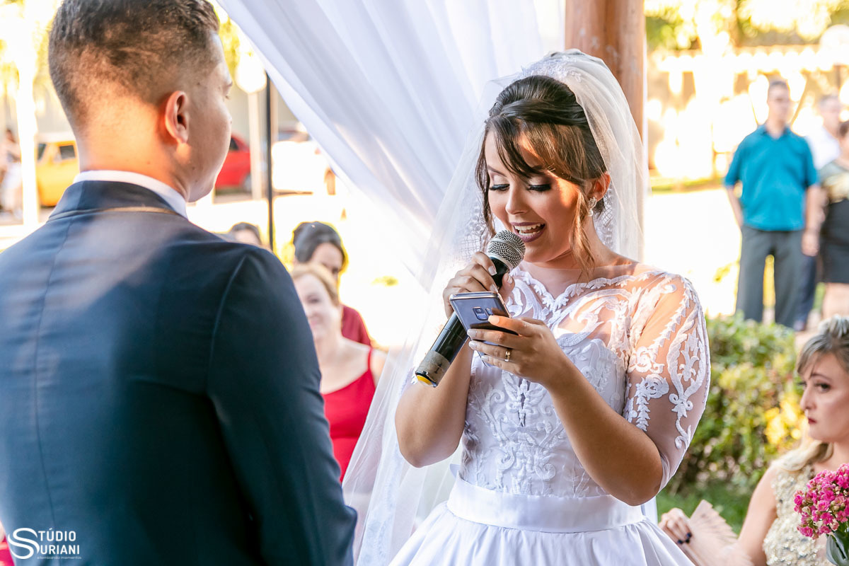 Linda noiva lendo seu votos matrimoniais 