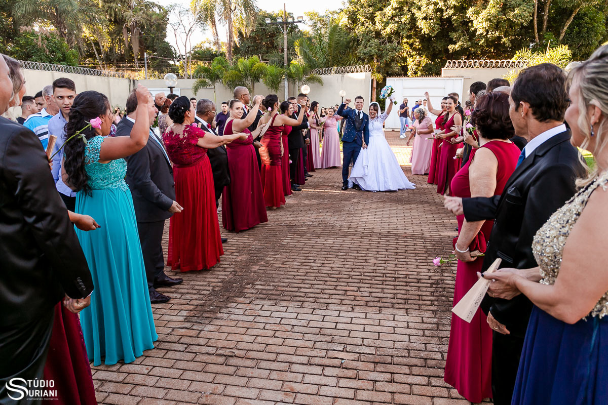 Corredor de padrinhos na saída do casamento em Uberlândia com chuva de arroz 