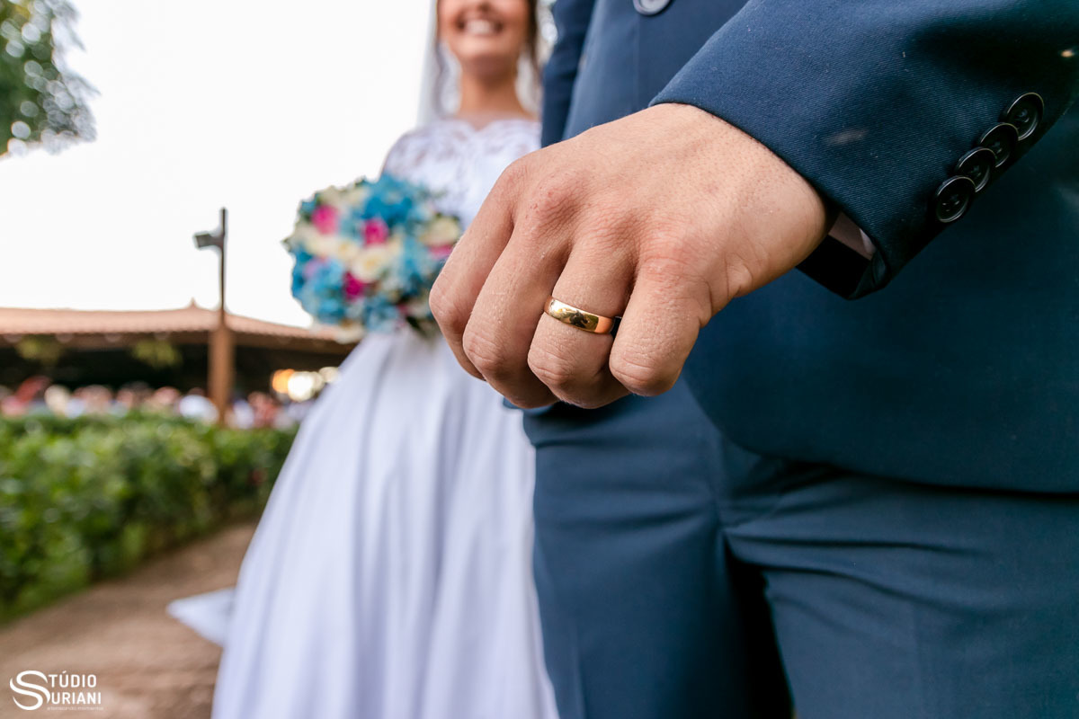 Aliança de casamento é registrada com criatividade 