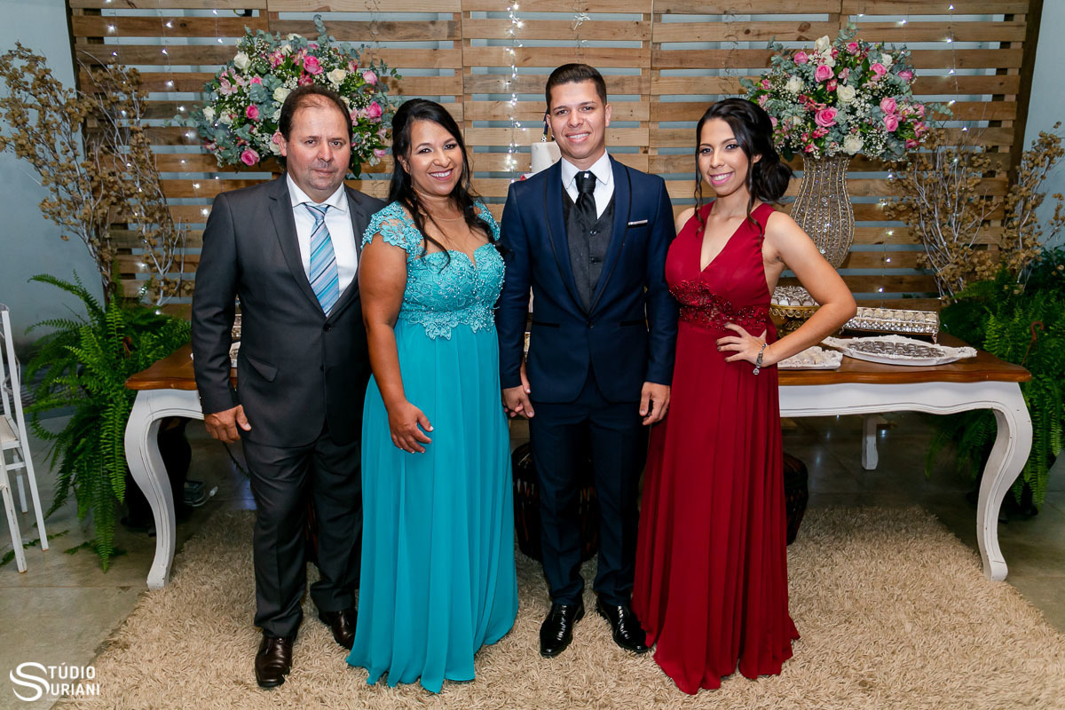 Foto com pais na mesa do bolo 