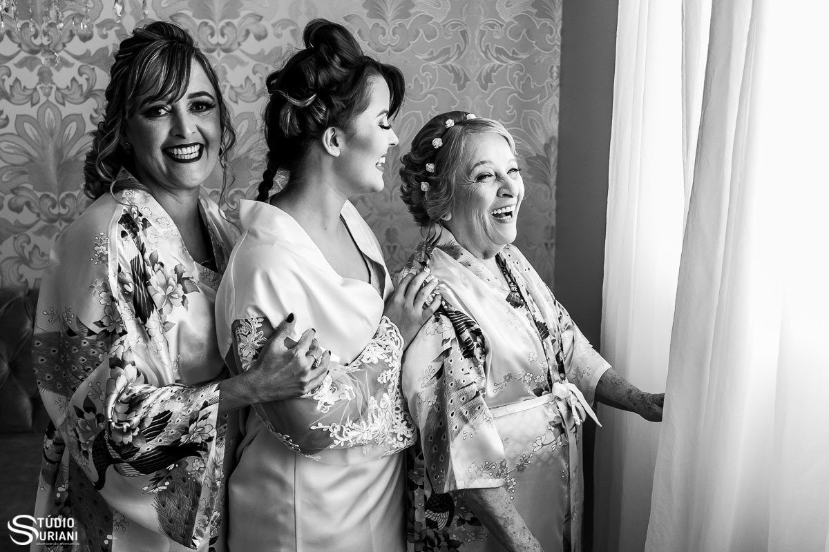Mãe avó e noiva fazendo fotos no making of do casamento 