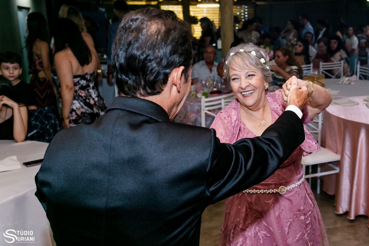 Avó dançando com genro 