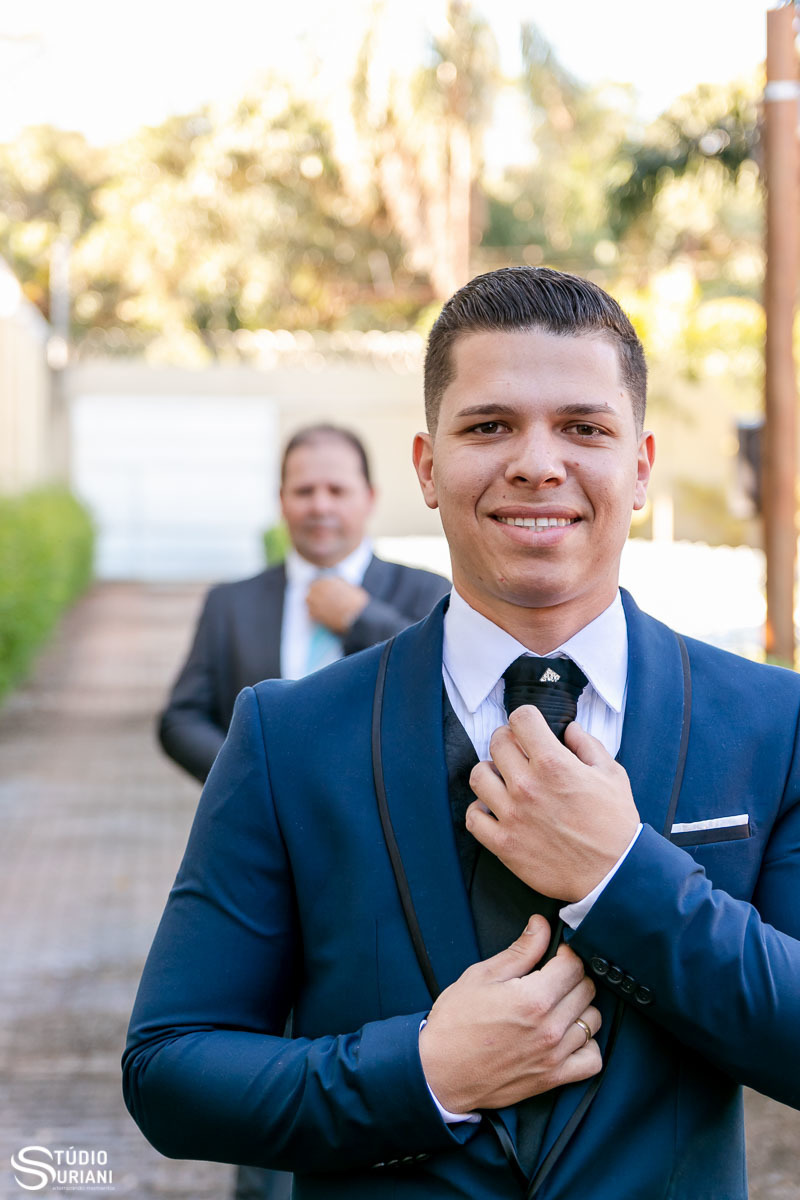 pai com o noivo se arrumando 