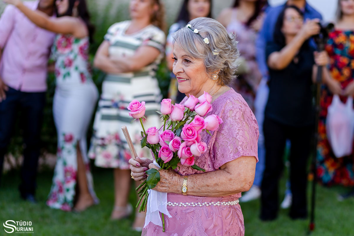 Avó entrando no casamento de florista 