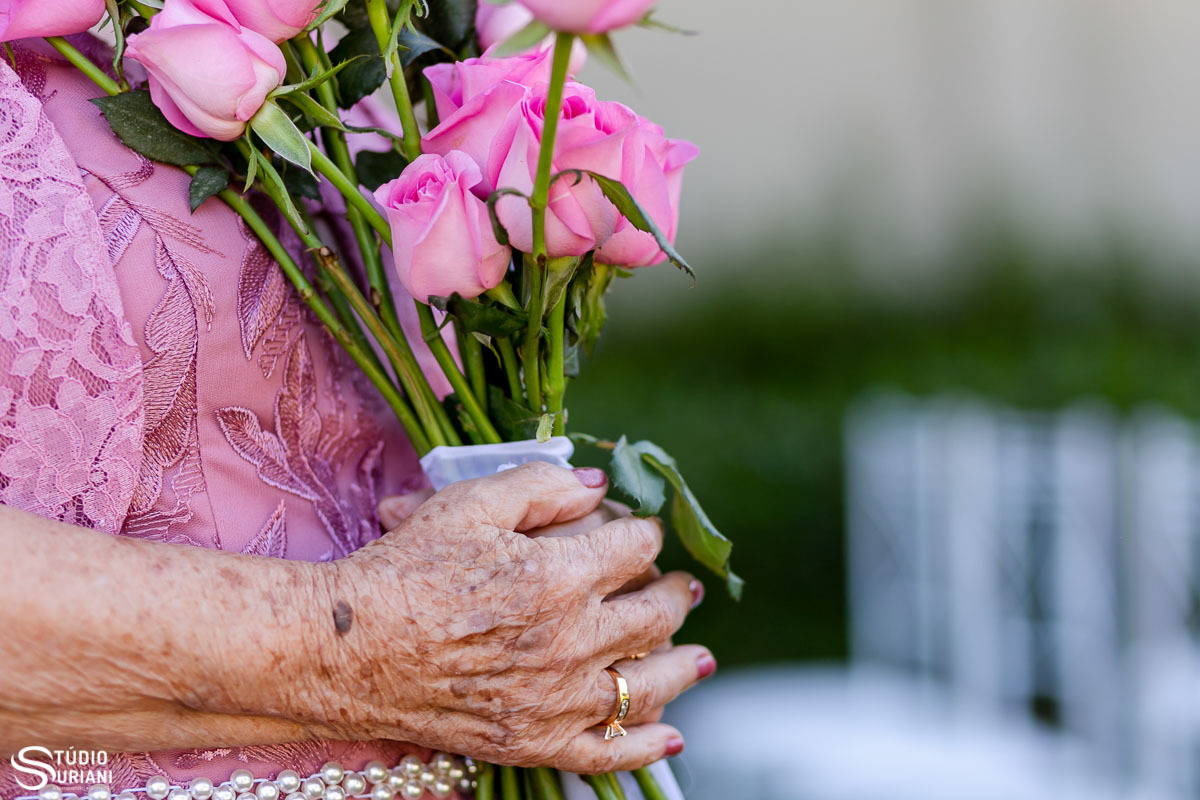 Vovó florista entregando botões do rosa Rosa 