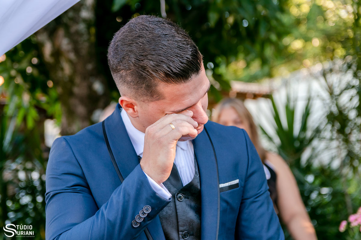 Noivo chorando com entrada da noiva 