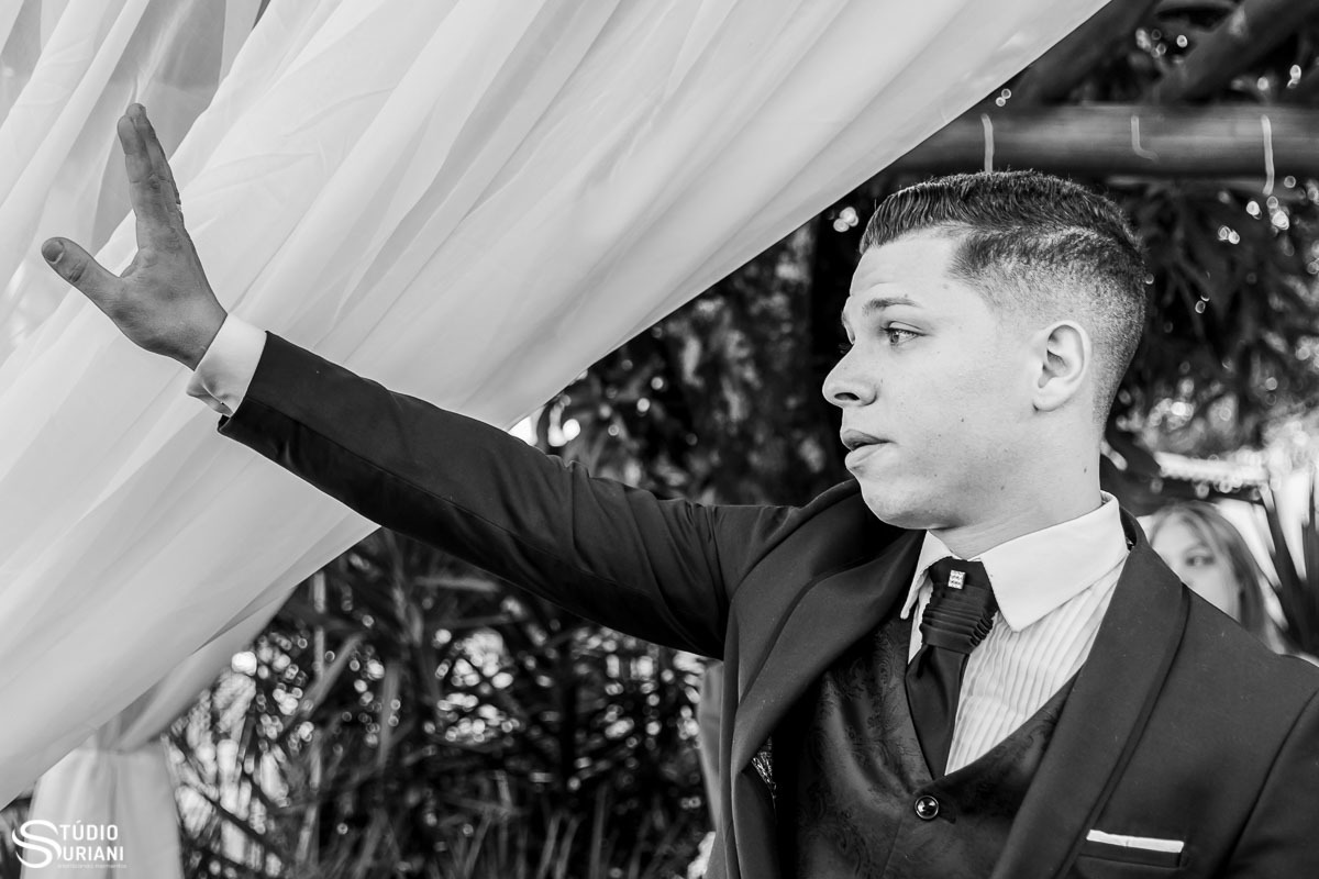 noivo acenando para amigos no casamento emocionado 