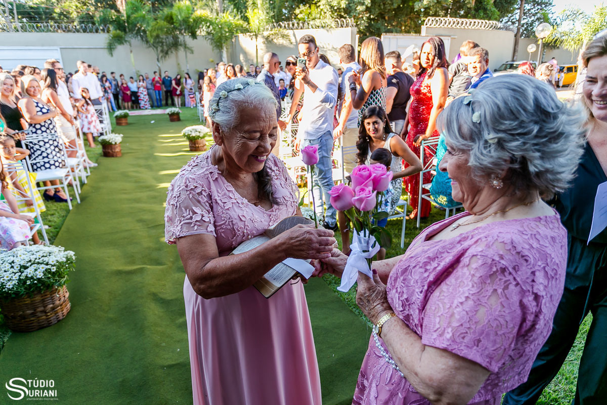 Avó entrando com a biblia sagrada no casamento 