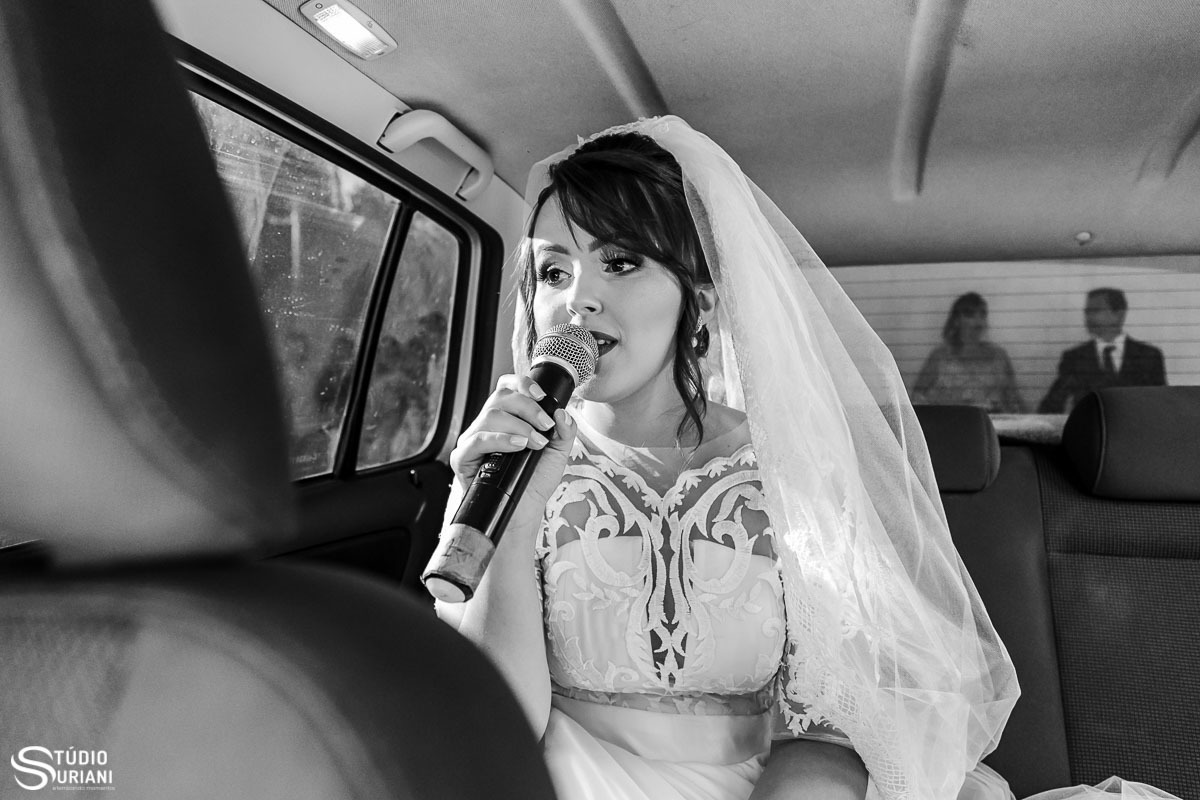 Noiva cantando de dentro do carro em casamento ao ar livre em Uberlândia 