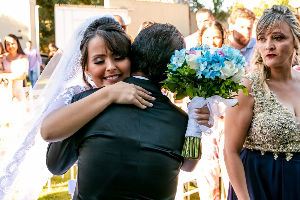 Abraço do pai na noiva emocionada 