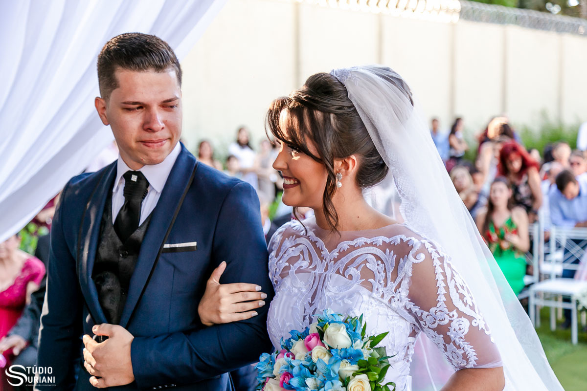 Troca de olhares entre os noivos no casamento ao ar livre em Uberlândia 