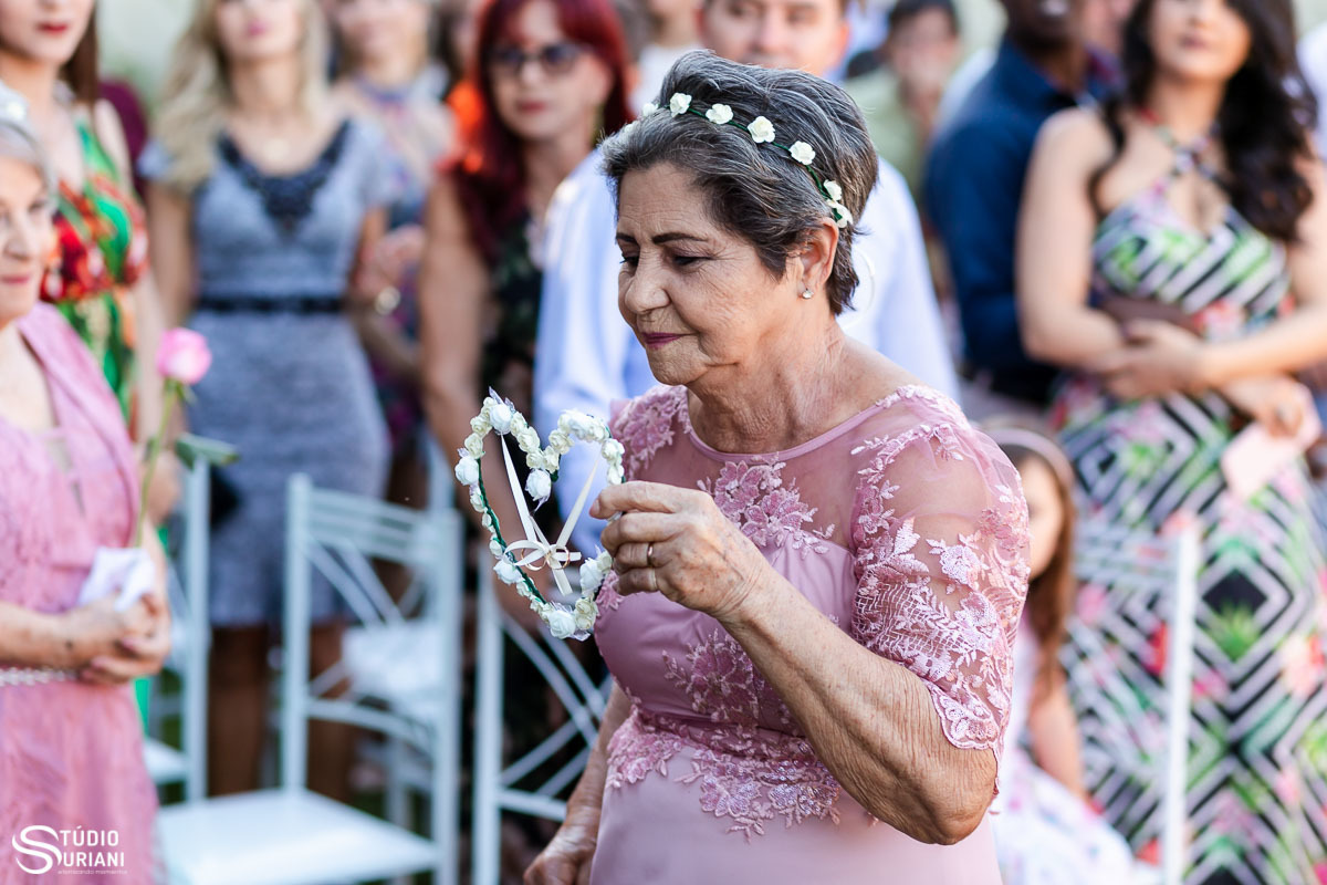 Avó entrando com aliança do casamento 