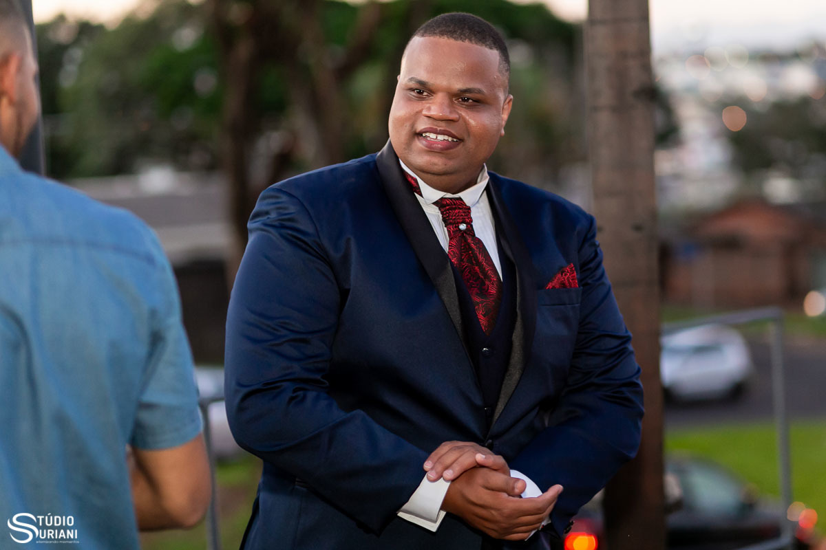 Noivo interagindo com convidados antes do casamento 