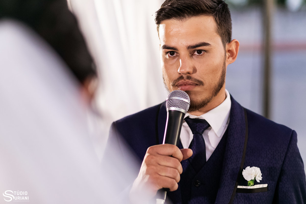 lindo noivo fazendo declaração e amor para noiva no altar 
