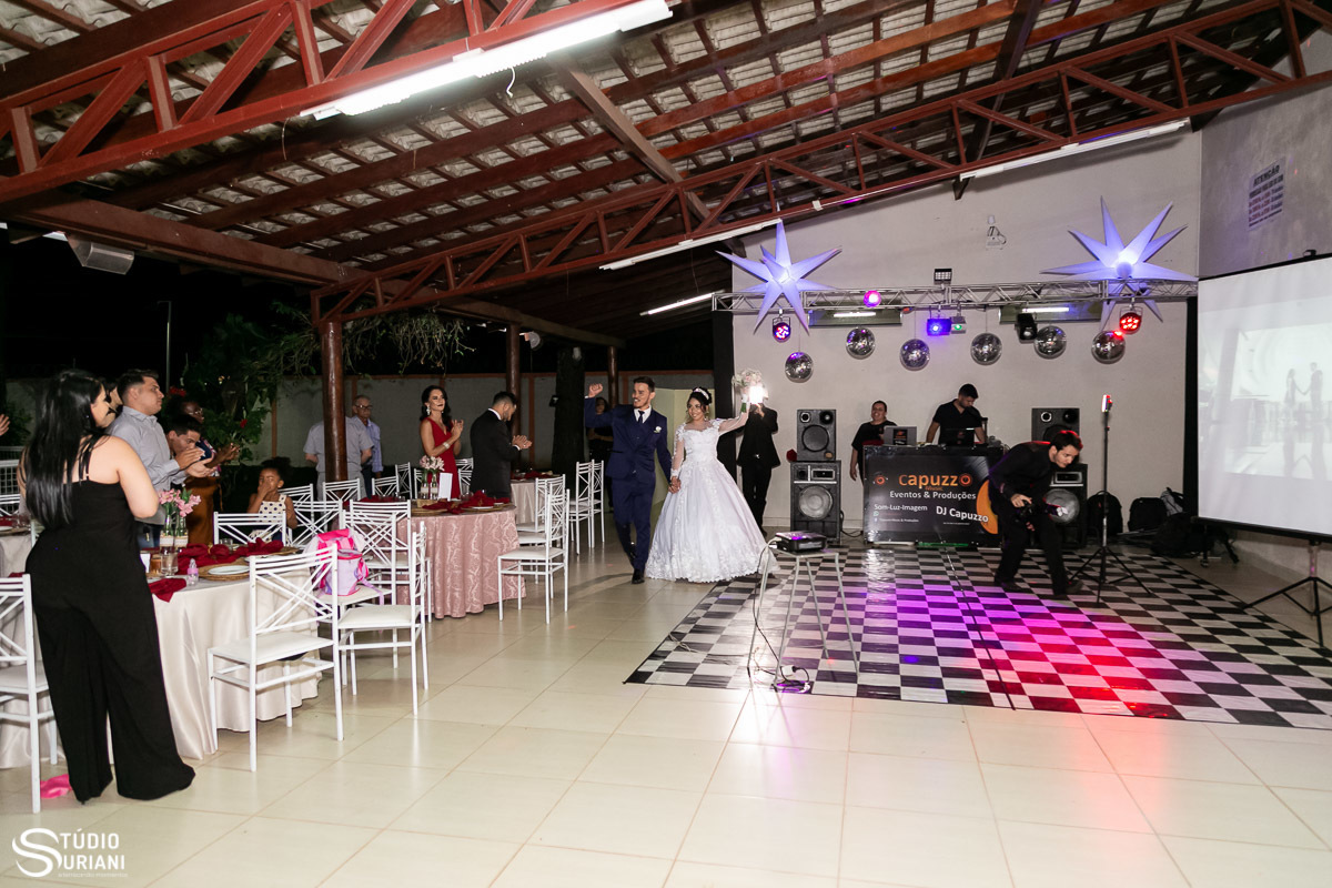 Entrada do noivos no salão de festas 