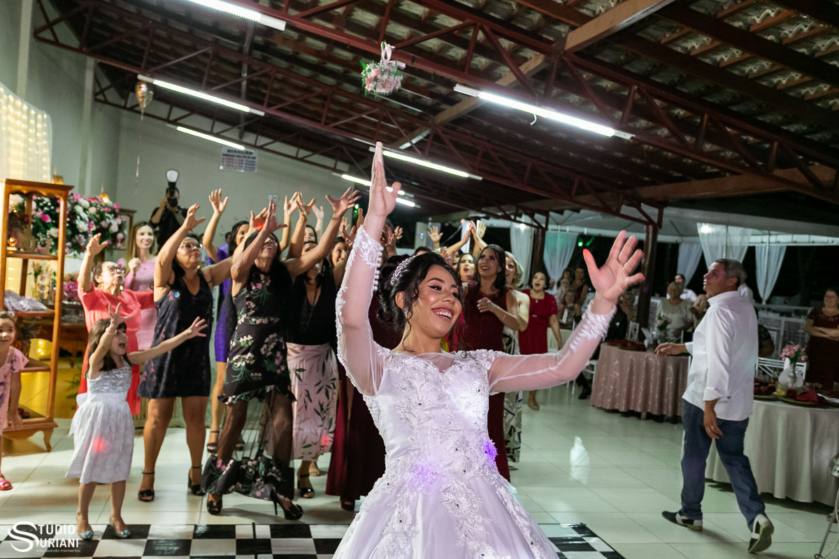 NOiva jogando o buque 