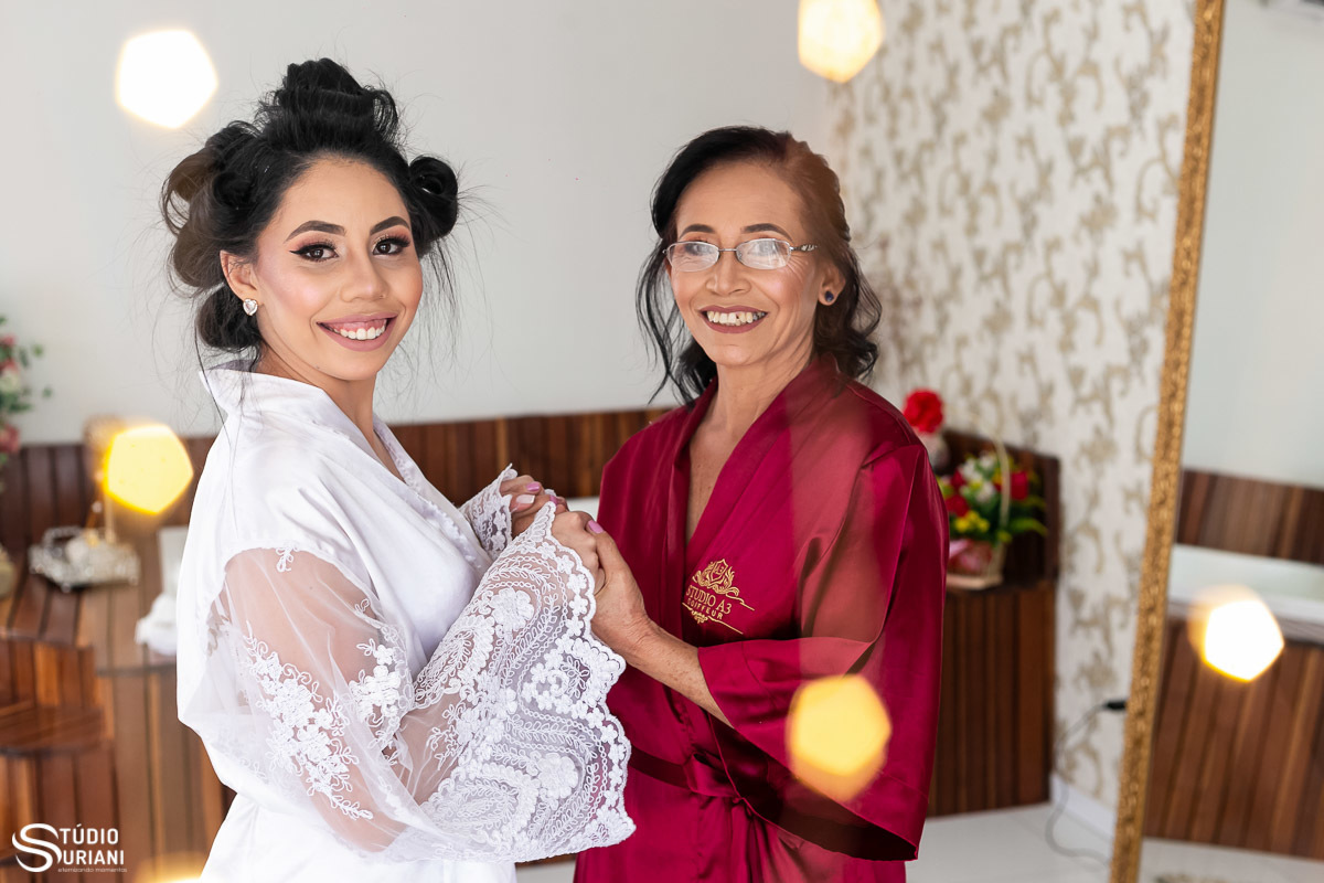 Noiva fazendo fotos com mãe antes do casamento no salão A3 em Uberlândia