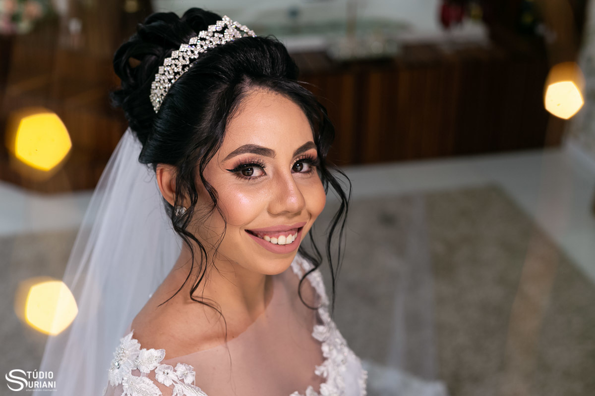 Linda noiva de Uberlândia com maquiagem suave para casamento ao ar livre em chácara em Uberlândia 