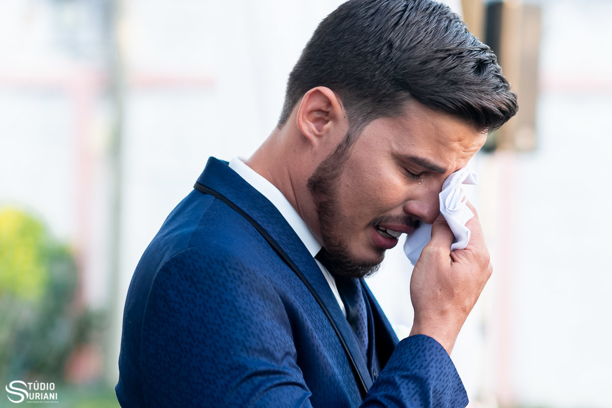 Noivo chorando no altar antes da noiva entrar 