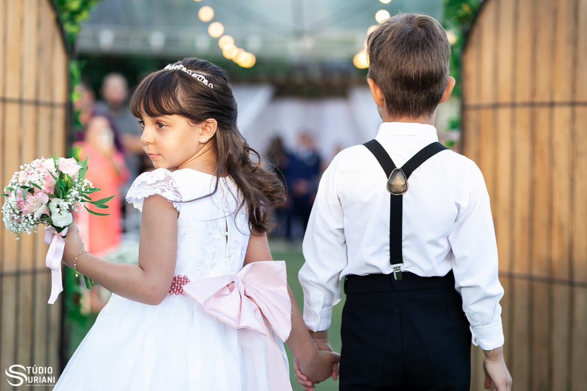 Dama e page entrando em casamento com porta de madeira em Uberlândia 
