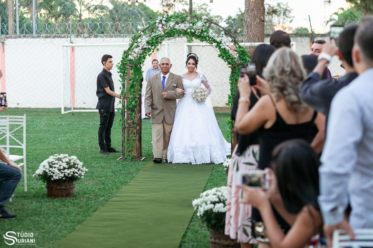 Noiva entrando em chácara com pai 