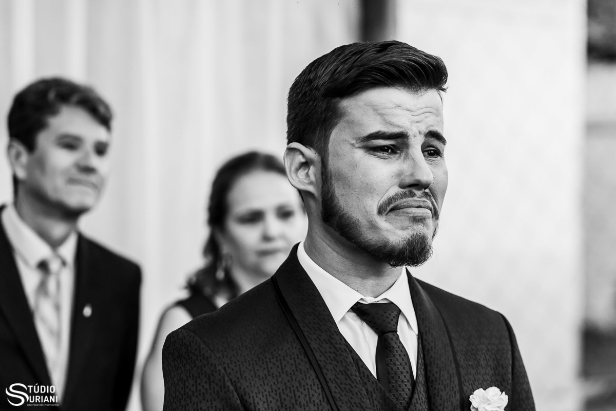 Noivo fazendo careta chorando vendo a noiva entrando em chácara 