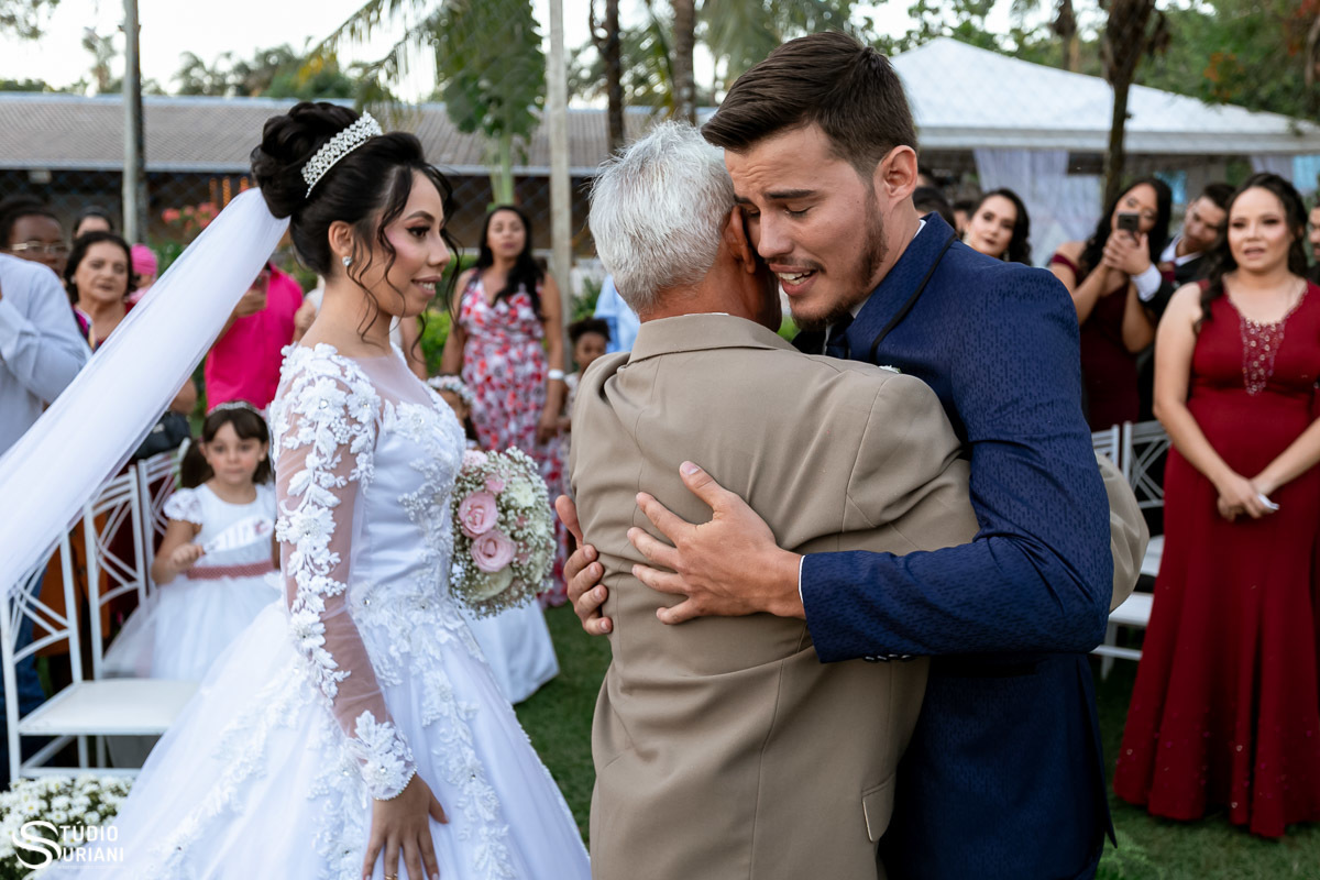 Abraço emocionado do noivo no pai da noiva 