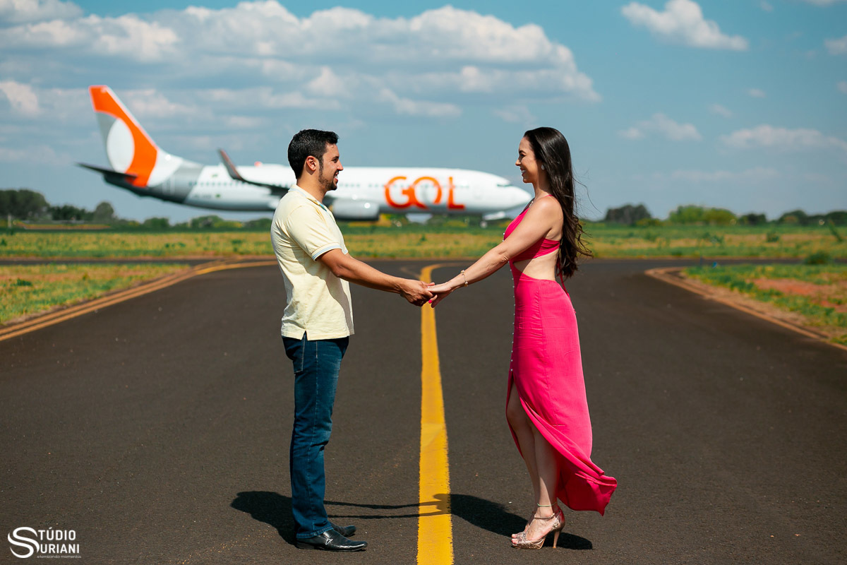 Foto com avião da GOL em ensaio antes do casamento com piloto da GOL