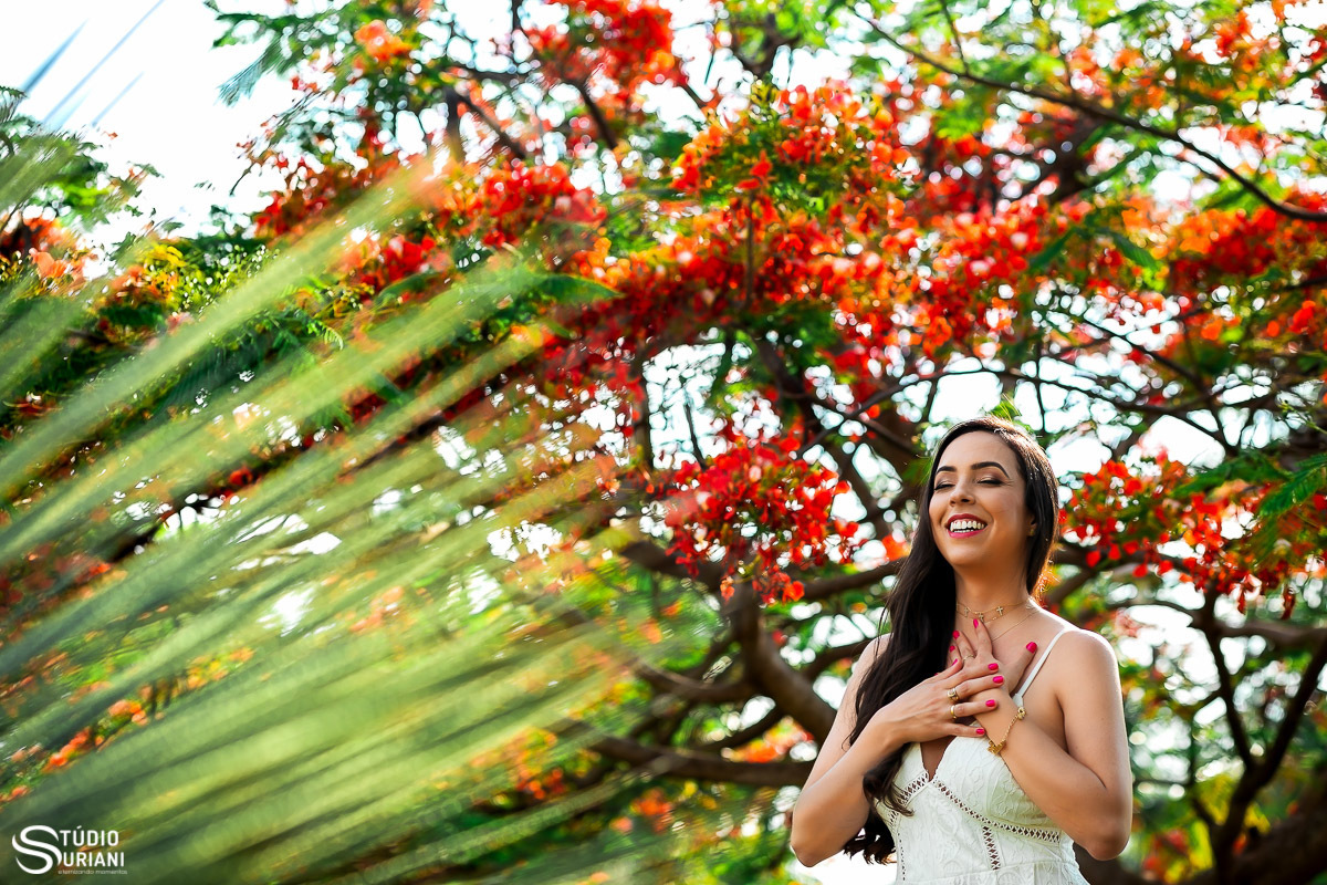 Noiva aliviada e sorridente com eternização do sonho de se casar 